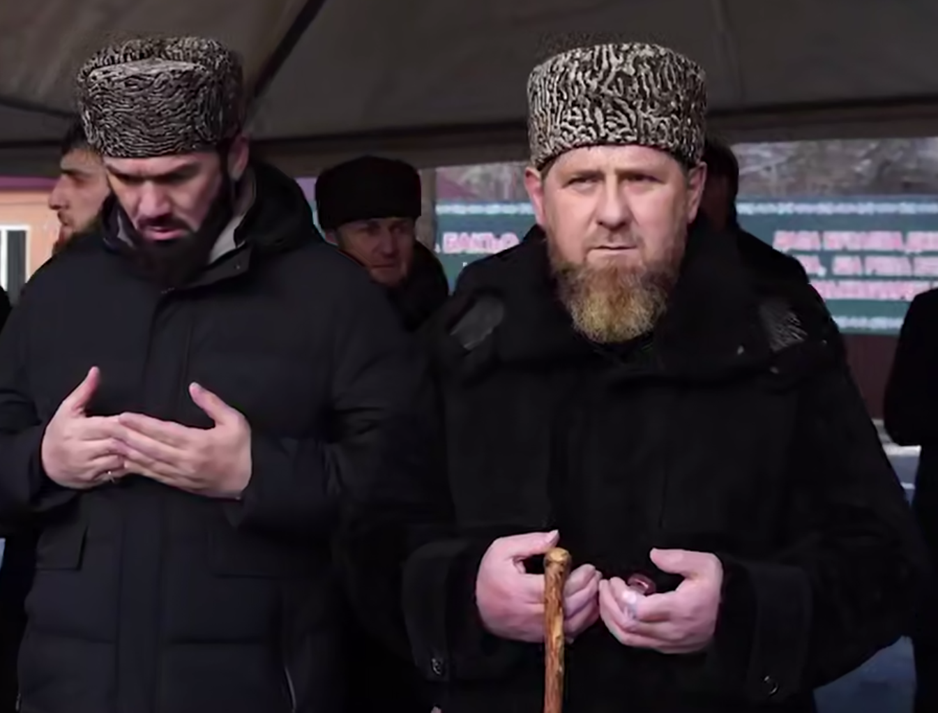 Кадыров впервые появился на публике после новостей о госпитализации: был с тростью в руках (ФОТО) - фото 2