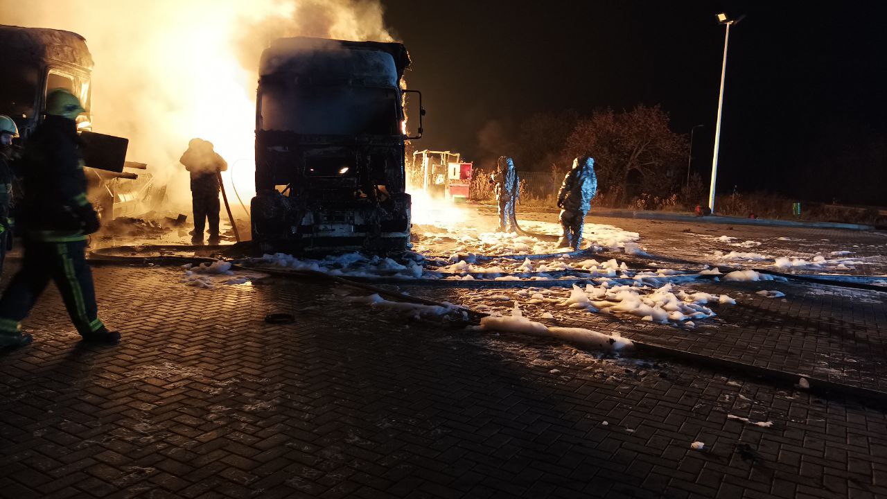 На дороге «Киев-Харьков-Довжанский» тушили масштабный пожар: почему произошел взрыв и что известно - фото 2