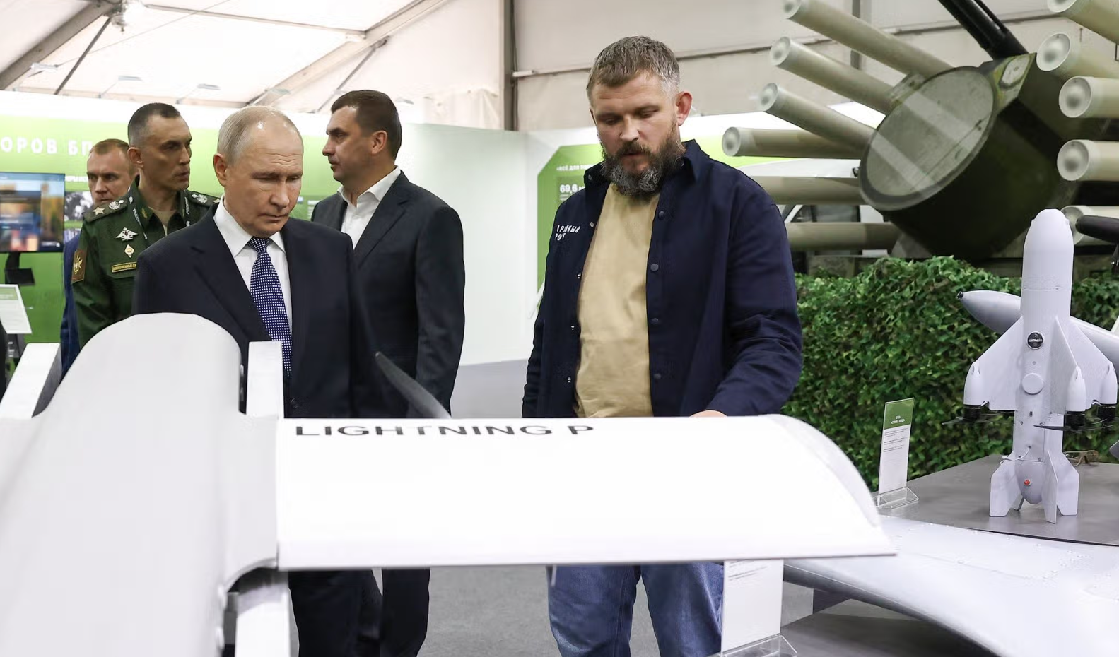 Странное поведение Путина на выставке оружия в РФ: что заметили журналисты (ФОТО) - фото 2 Странное поведение Путина на выставке оружия в РФ: что заметили журналисты (ФОТО) - фото 2