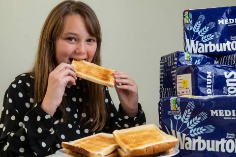 Дівчинка вісім років харчувалася лише чіпсами і хлібом: як вона виглядає зараз (фото) - фото 2