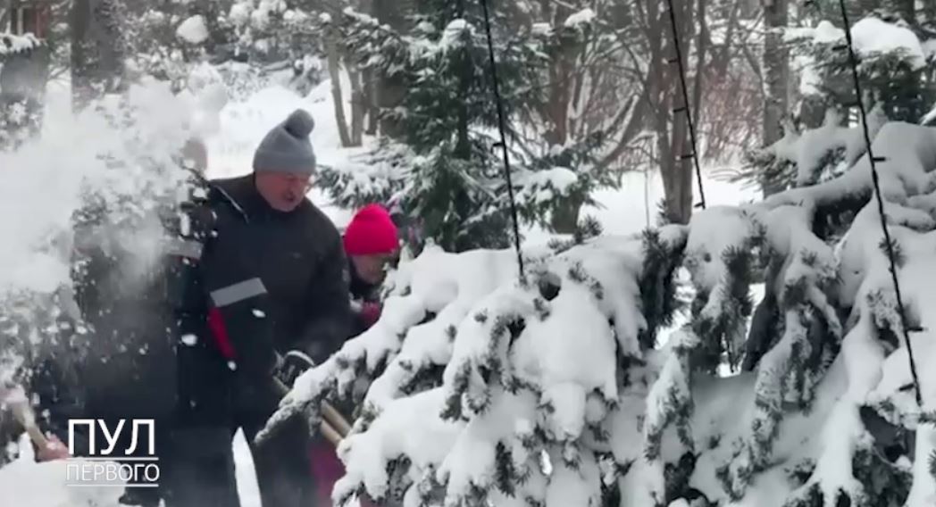 Лукашенко разом зі шпіцом Умкою вийшов прибирати сніг (ФОТО) - фото 2