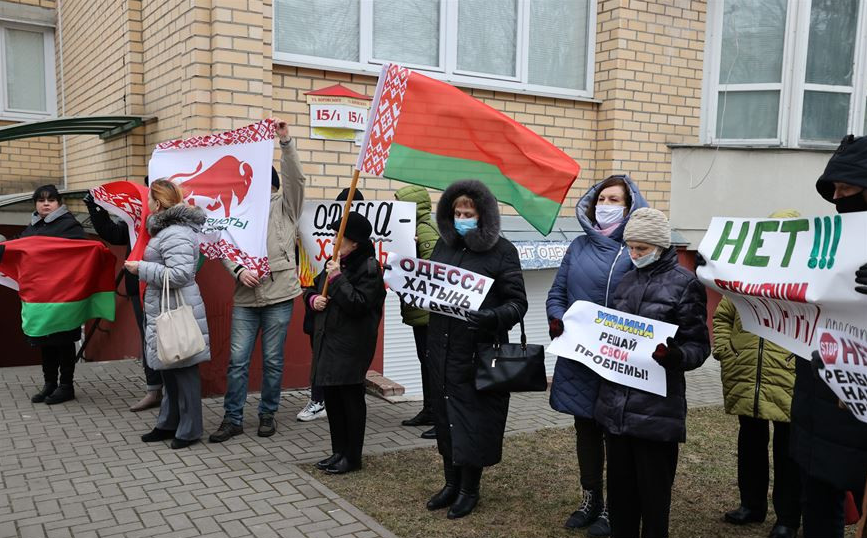 У Білорусі протестували під українським посольством: причини (ФОТО, ВІДЕО) - фото 5