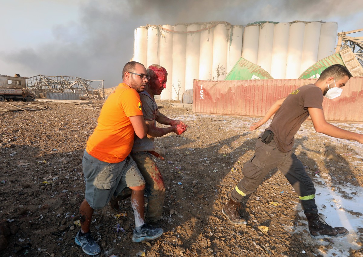 Окровавленные люди и тонны железа: как сейчас выглядит разрушенный взрывами Бейрут (ФОТО) - фото 2