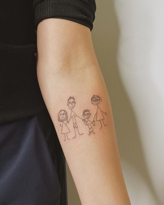 Портрет всей семьи: жена известного телеведущего сделала новое тату  - фото 2
