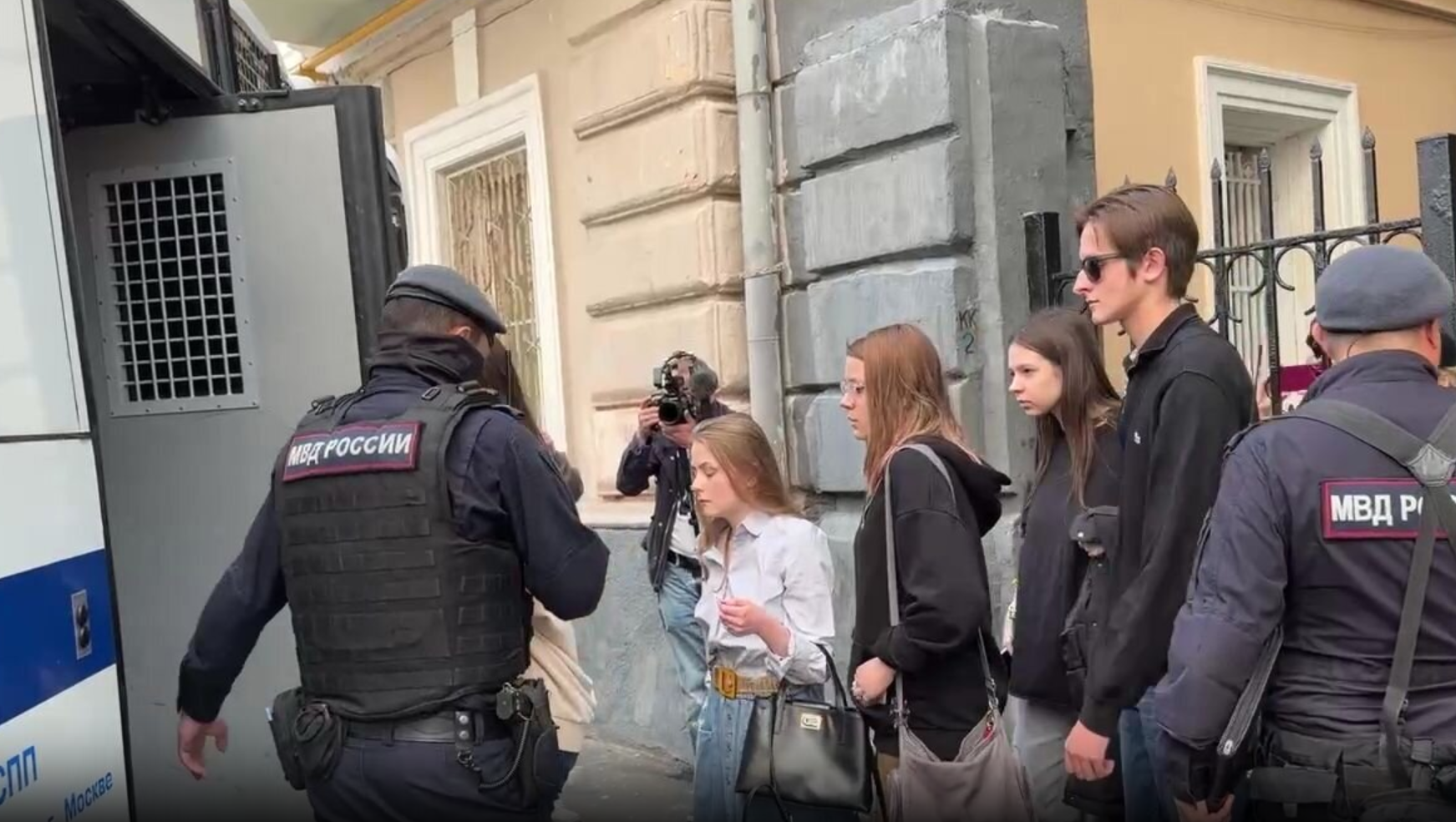 Россияне вышли на протесты в Москве: что происходит (ФОТО) - фото 2