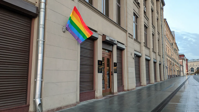 ФОТОФАКТ: у день народження Путіна на будівлі його адміністрації замайорів прапор ЛГБТ - фото 2