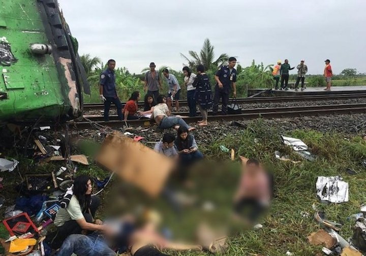 В Таиланде автобус столкнулся с поездом, есть погибшие - фото 2