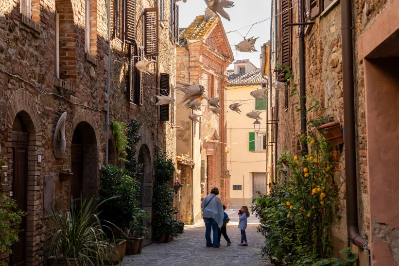 Городок в Италии славен сыром и вином предлагает 20 тыс. евро за переезд: есть только одно условие - фото 2