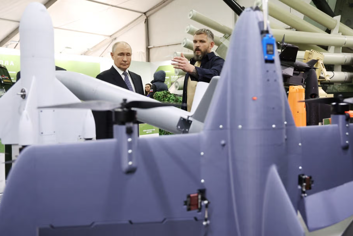 Странное поведение Путина на выставке оружия в РФ: что заметили журналисты (ФОТО) - фото 2 Странное поведение Путина на выставке оружия в РФ: что заметили журналисты (ФОТО) - фото 2