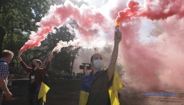 Біля Верховної Ради палять димовухи і викликають нардепа на дуель - фото 4