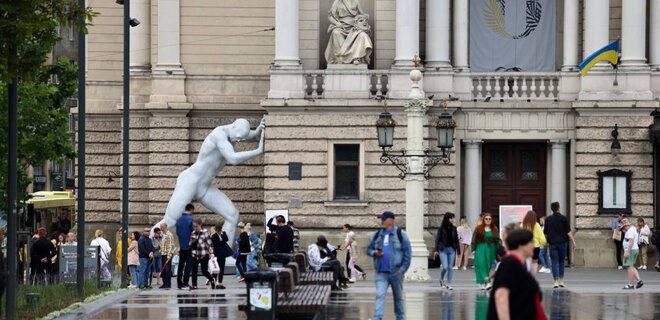 Во Львове установили гигантский памятник, держащий Оперный театр (ФОТО) - фото 5