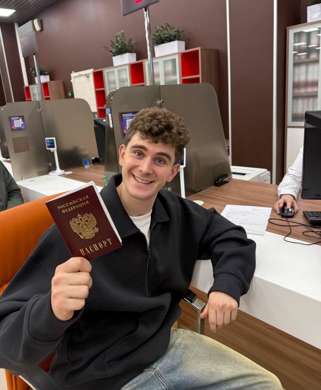 Блогер-мільйонник з України отримав російський паспорт (ФОТО) - фото 2