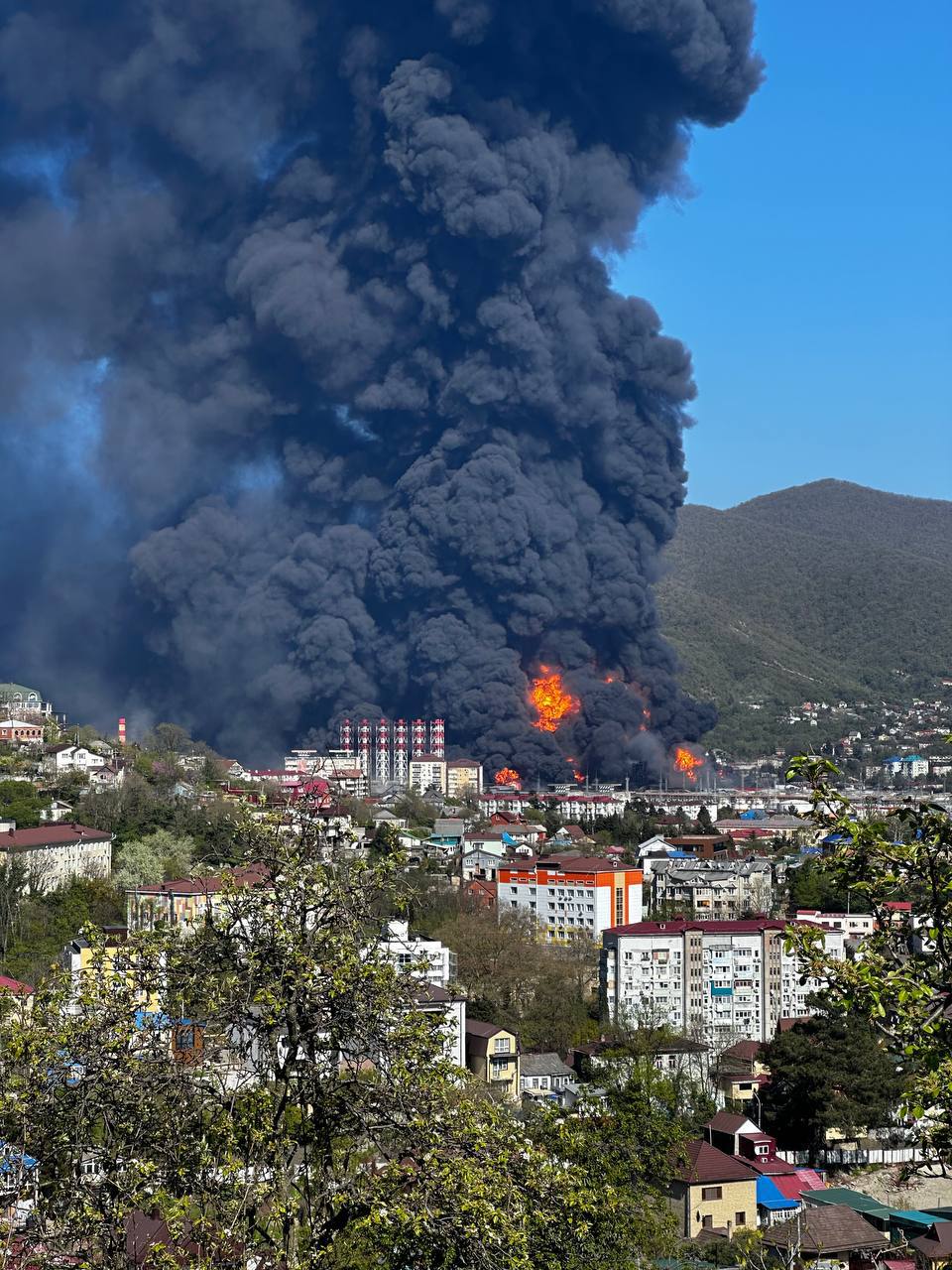 Екологічна катастрофа в Туапсе: через пожежу на нафтозаводі евакуюють людей - фото 2