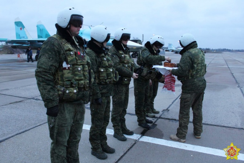 В Беларусь прибыли российские бомбардировщики Су-34: показали, как их встречали (ФОТО) - фото 6
