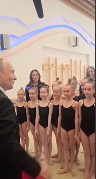 Путина раскритиковали за выстроенных перед ним детей в одних купальниках и публичный поцелуй - фото 2