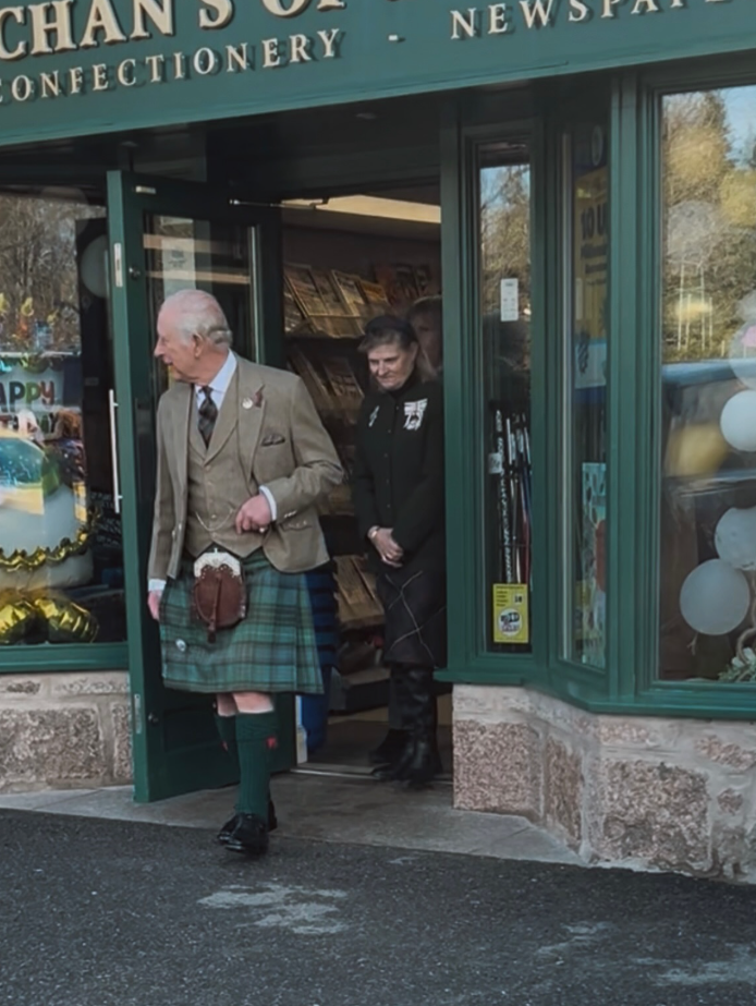 Короля Чарльза спіймали за походом у сільський магазин алкоголю: місцеві в шоці (ФОТО) - фото 2