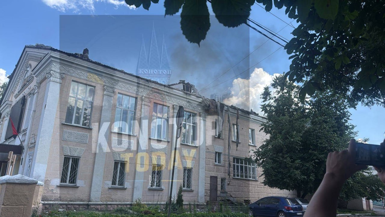 Атака на Конотоп: вражеские дроны ударили по кинотеатру в самом центре города, есть раненые - фото 2 Атака на Конотоп: вражеские дроны ударили по кинотеатру в самом центре города, есть раненые - фото 2