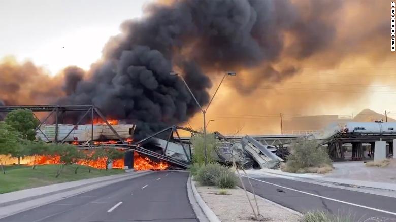 Фотофакт: в США слетевший с рельсов поезд загорелся и разрушил мост - фото 3