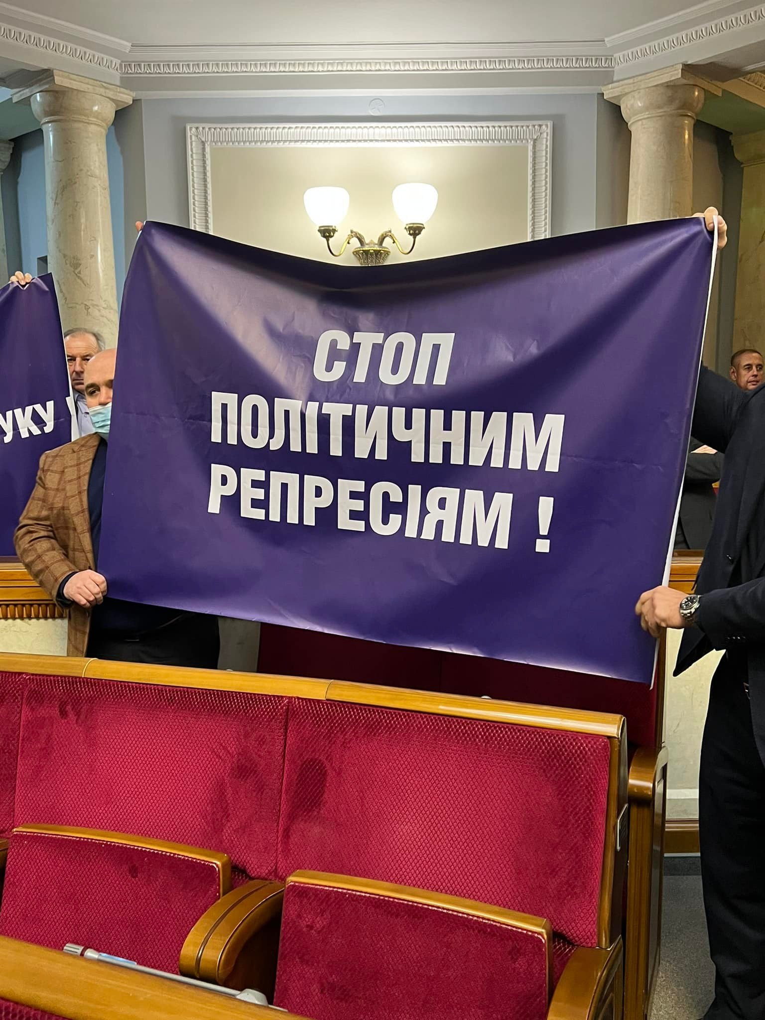 ”Свободу Медведчуку!”: Фракция ОПЗЖ встретила президента с плакатами в сессионном зале  - фото 5