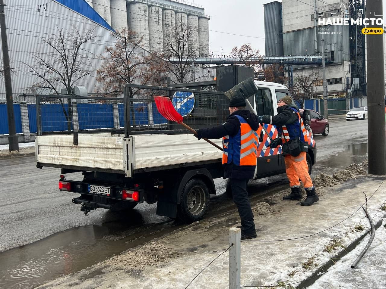 Удар по «Олейні» у Дніпрі: у місті роблять усе, щоб олія не потрапила у річку - фото 2