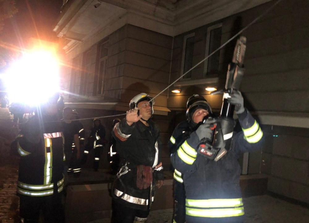 В Одессе обрушилась жилая многоэтажка: слышен запах газа - фото 5