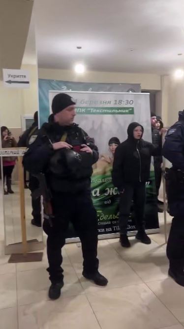 «Не за гей-браки воюют герои»: в Ровно митингующие помешали выступлению MELOVIN - фото 2