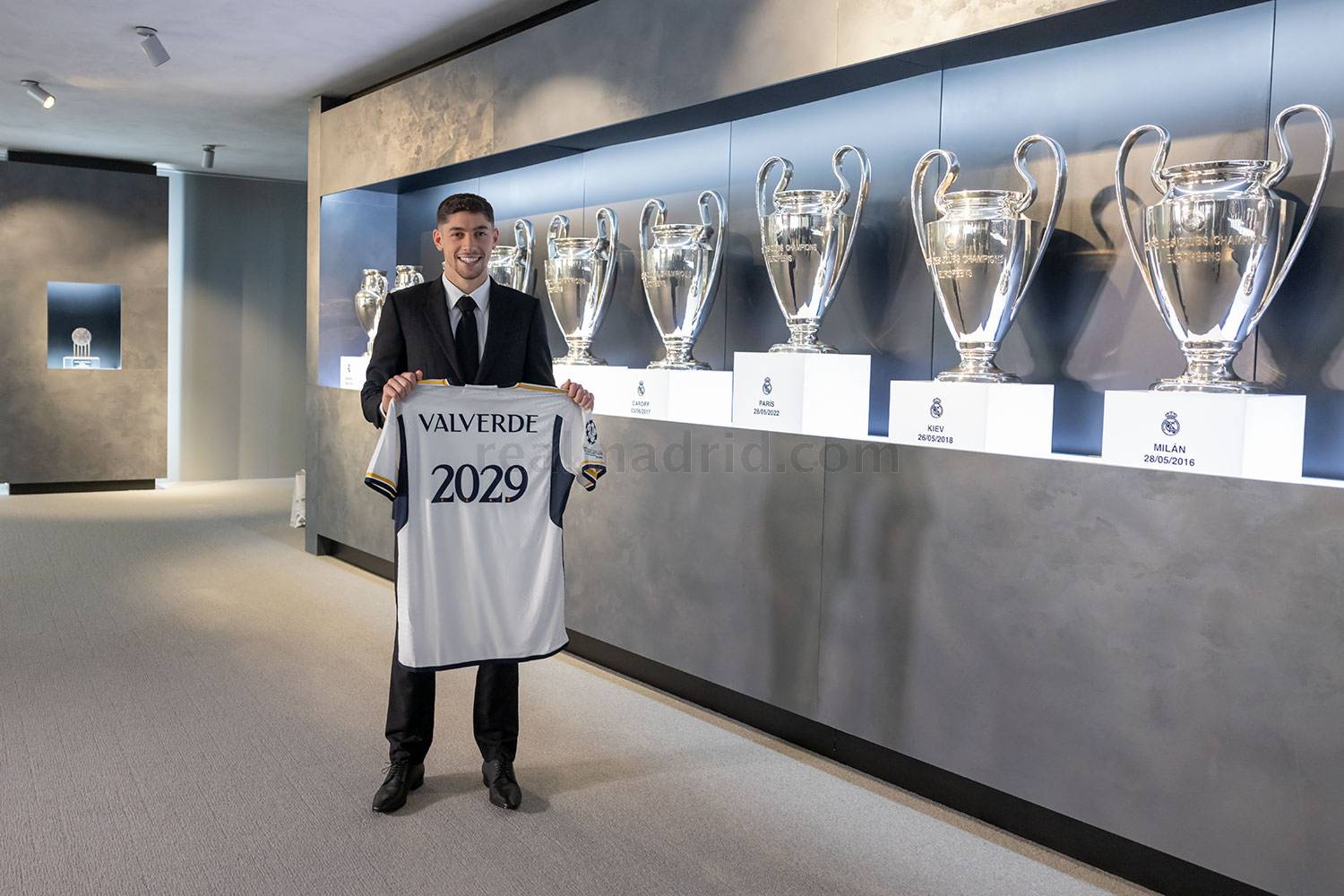 Офіційно: “Реал” продовжив контракт з одним із лідерів команди (фото) - фото 6