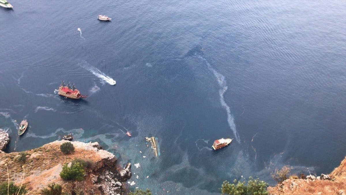 На популярному курорті пішов під воду човен із туристами: є жертви - фото 4