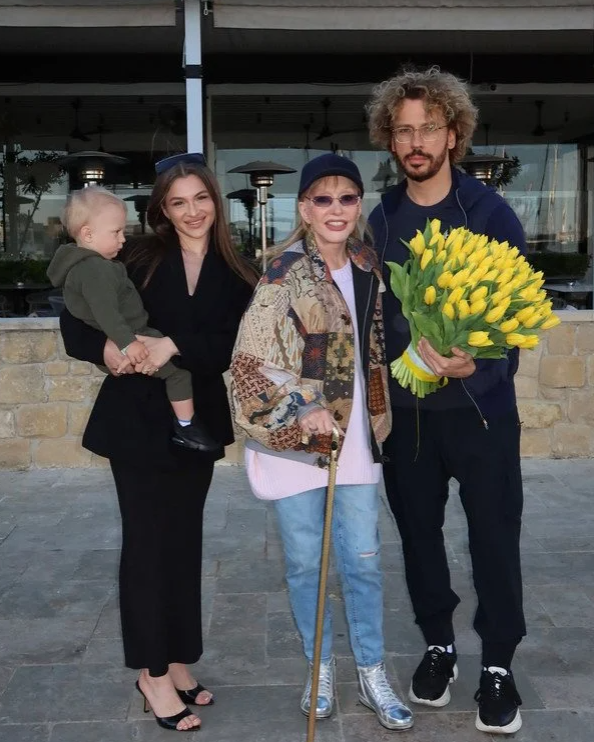 Пугачеву впервые заметили с тростью в руке: как выглядит 76-летняя певица (ФОТО) - фото 2