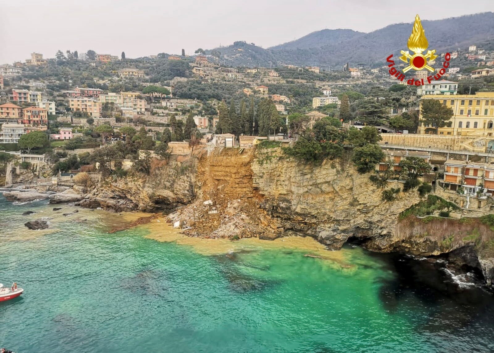 Зсув зруйнував кладовища в Італії і 200 трун плавали в морі (відео) - фото 2