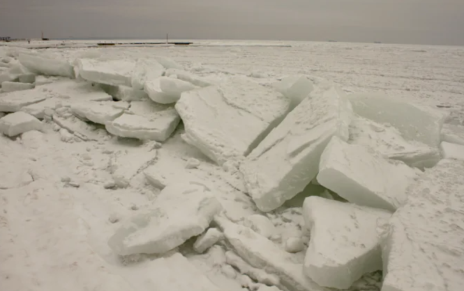 Такого українці не бачили роками: в Одесі почало замерзати море (ФОТО) - фото 2
