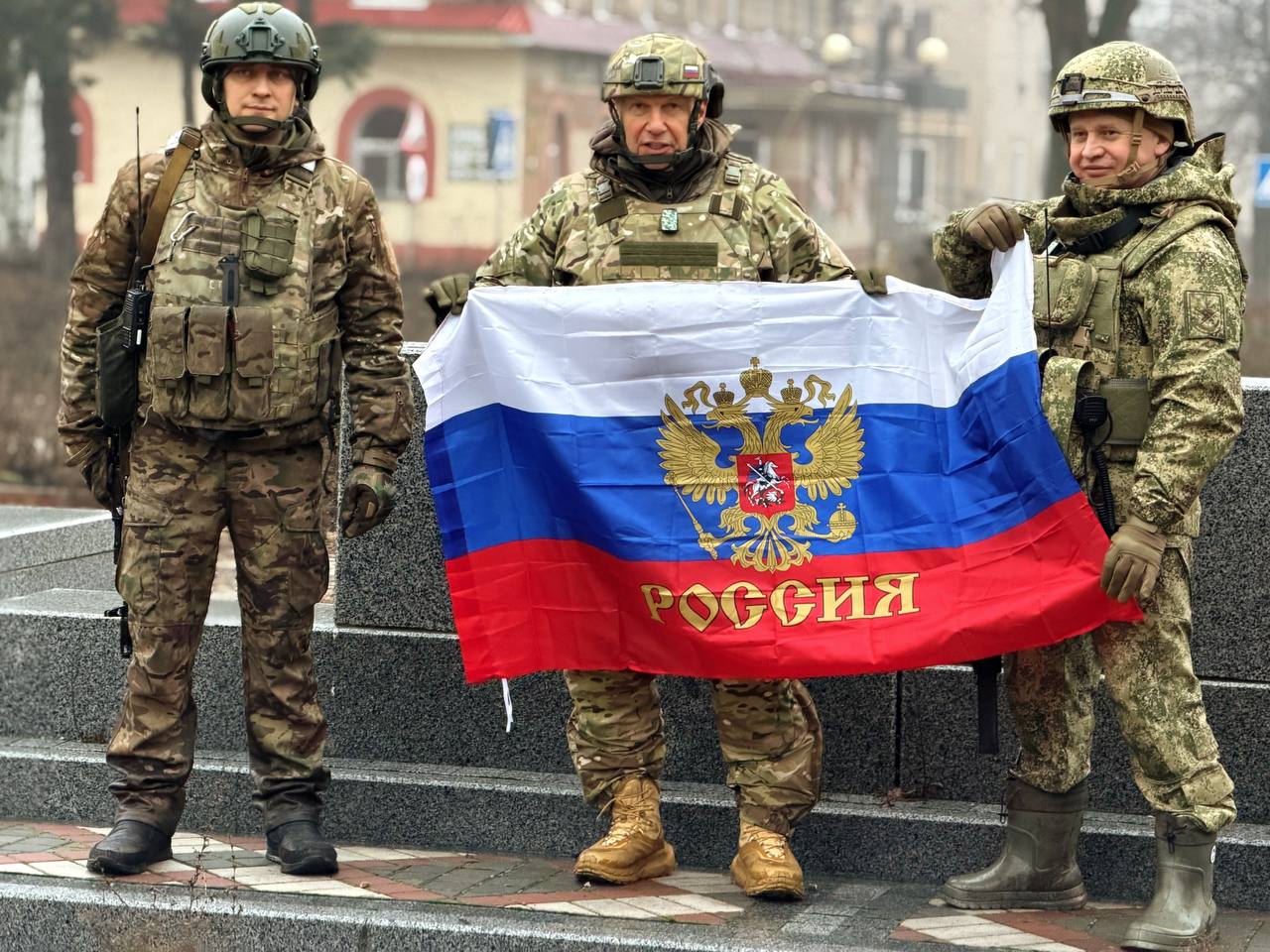 Пропагандист Владимир Соловьев приехал в Покровск и поднял там триколор - фото 2