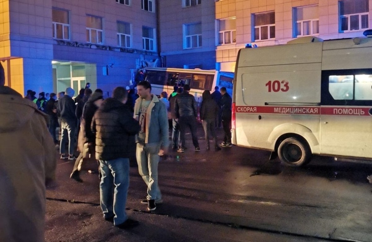 Страшна аварія в Новгороді - пасажирський автобус протаранив будівлю університету: є загиблі - фото 5