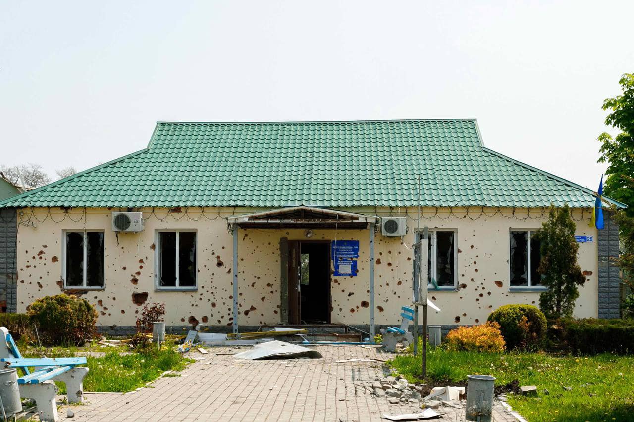 Обстрелянные дома и заминированная территория: показали, как выглядит освободившееся село в Харьковской области - фото 2