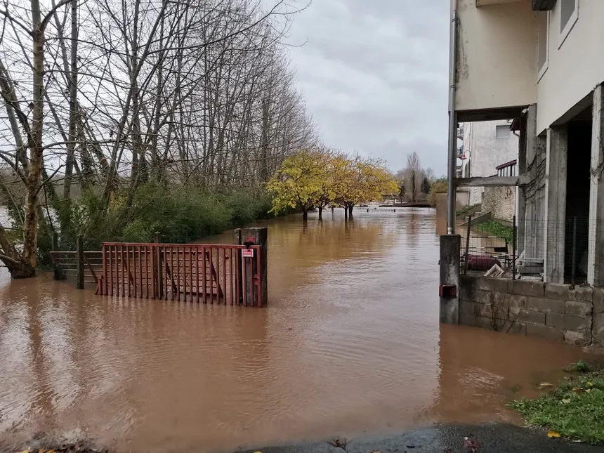 Франція страждає від масштабних повеней (ФОТО) - фото 3