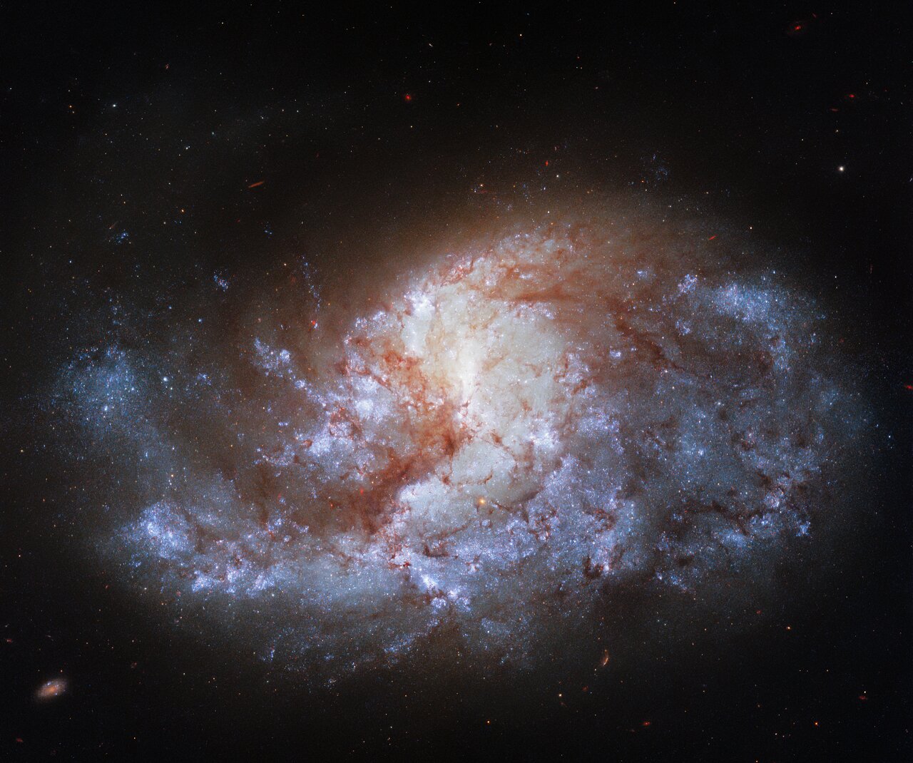 Ученые с помощью Hubble показали, как выглядит галактика в ”Печи” (ФОТО)  - фото 2