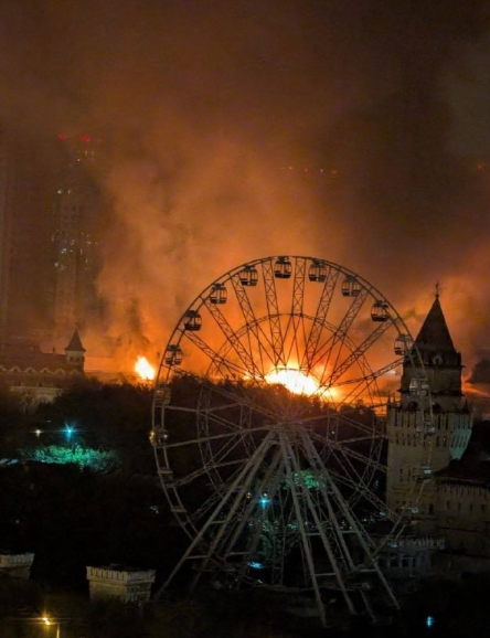 В Москве вспыхнул масштабный пожар на территории ”Кремля”: что известно (ФОТО) - фото 2