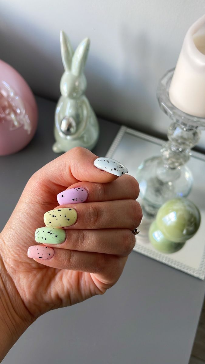 Нігті, як крашанки: який манікюр зробить вас зіркою Великодня - фото 2