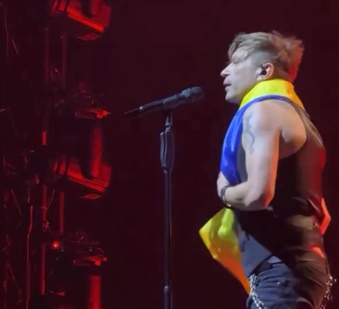 В Варшаве взрыв оваций: группа Би-2 развернула украинский флаг на большом концерте - фото 2 В Варшаве взрыв оваций: группа Би-2 развернула украинский флаг на большом концерте - фото 2