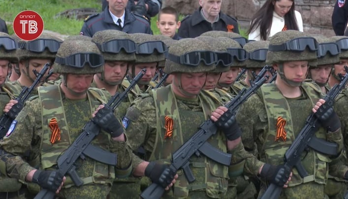 В оккупированном Донецке провели ”военный парад” (Фото) - фото 7