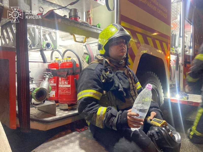 Загиблий, багато поранених: рятувальники показали наслідки масованої атаки на Київ - фото 2