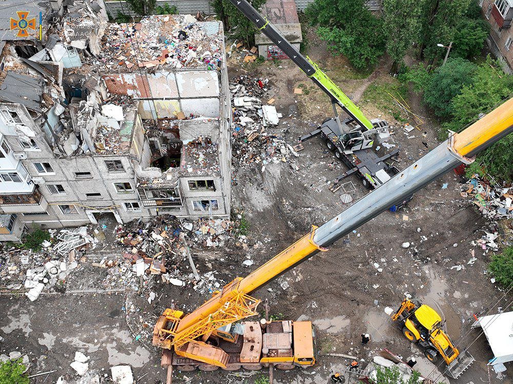 Возросло количество погибших в результате обстрела дома в Николаеве и ТРЦ в Кременчуге (Фото) - фото 6