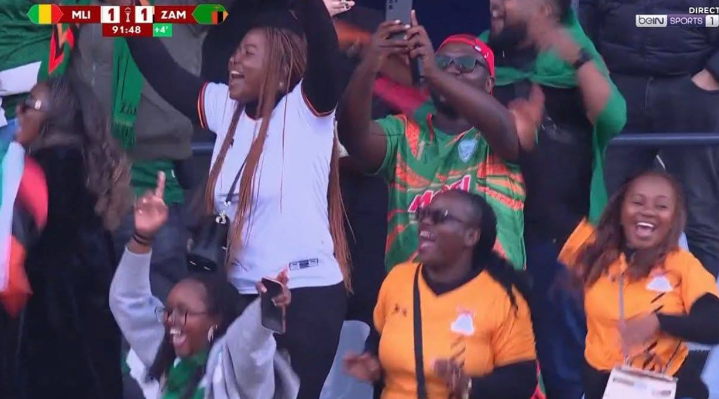 Потрясающее фото футбольных фанаток на Кубке Африки попало в курьез - фото 2