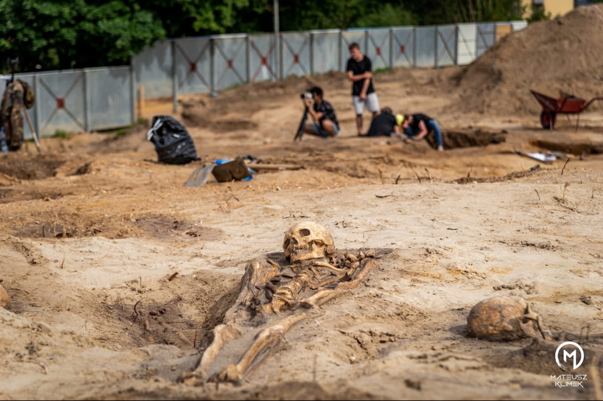 В Польше неожиданно раскопали сотни трупов времен чумы: похоронены целыми семьями в одной могиле (ФОТО) - фото 5