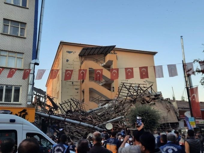 В Турции рухнуло двухэтажное здание: под завалами десятки людей (ФОТО)  - фото 2