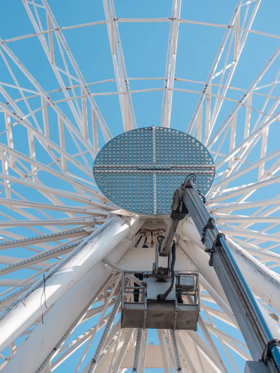 Контрактовая площадь без панорамы: владелец демонтирует аварийное колесо обозрения - фото 2