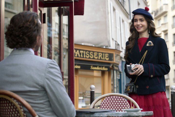 Образы от ”Эмили в Париже”: 10 осенних идей в чем пойти на свидание - фото 5