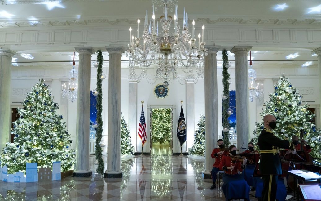 41 рождественская ель: как украсили Белый дом к праздникам (ВИДЕО)  - фото 3