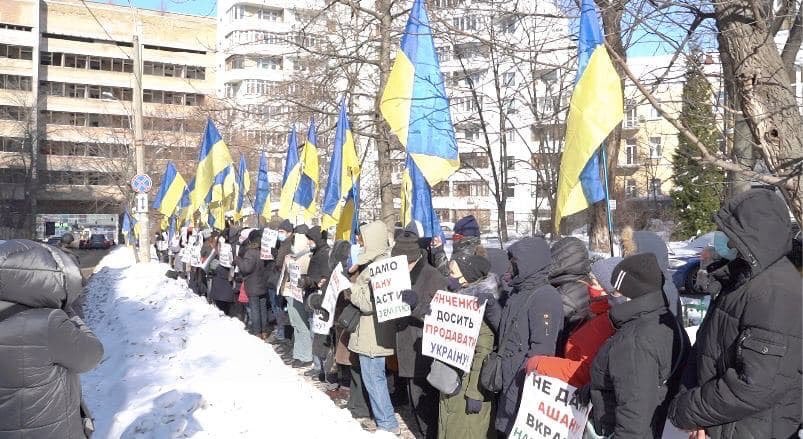На защиту украинской земли: в Киеве под посольством Франции митинговали против компании ”Ашан” - фото 3