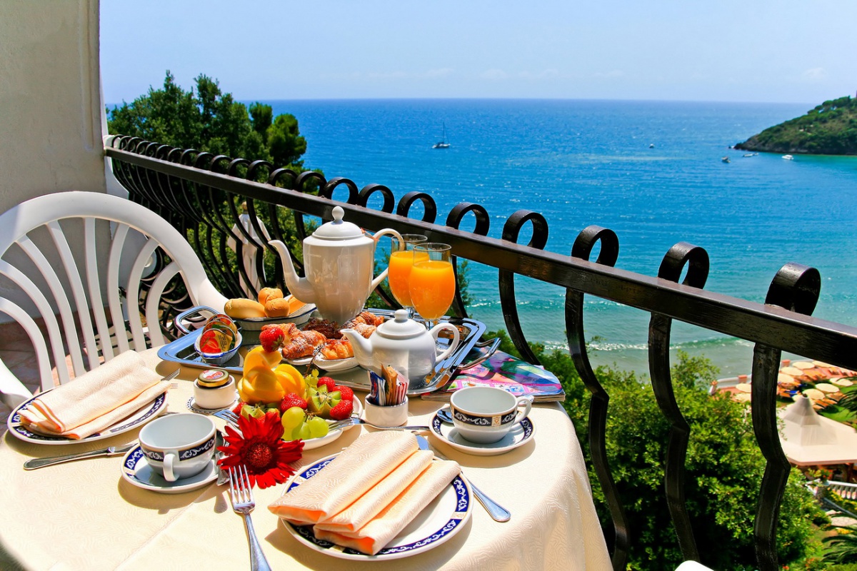 Беречь завтрак. Завтрак на террасе с видом на море. Столик у моря. Шикарный вид на море. Столик с видом на море.